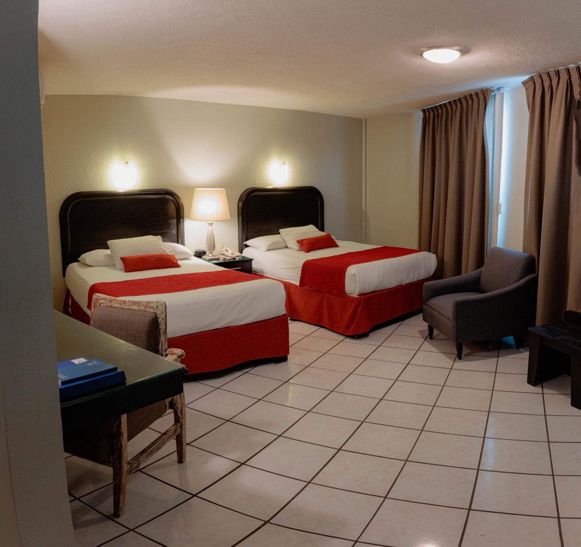 Howard Johnson By Wyndham Guanajuato Leon Avenida Extérieur photo
